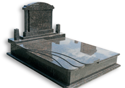 Szinteltolt hullám fedlapos síremlék oszlopos