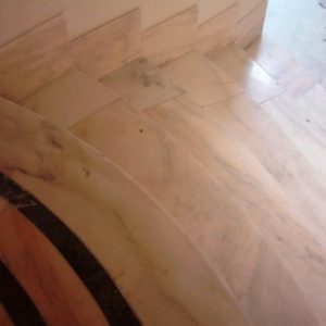 1.1-Ruskicai-márvány-lépcső-400x284