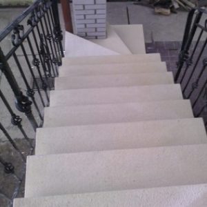 Szürke műkő lépcső