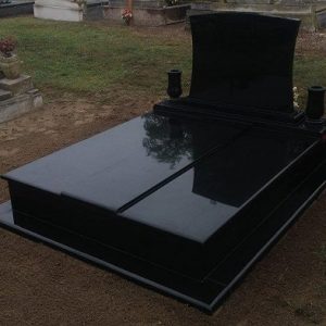 170x220-cm-Indiai-fekete-gránit-síremlék-2_retus