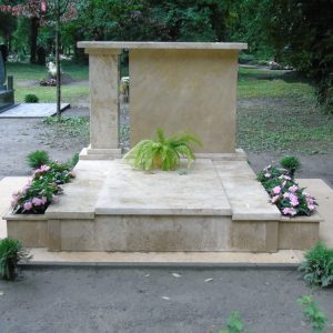 180x220-cm-süttői-mészkő-síremlék-1