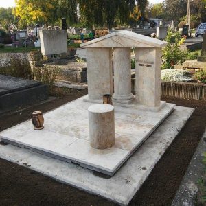 180x220-cm-süttői-mészkő-síremlék-2_retus