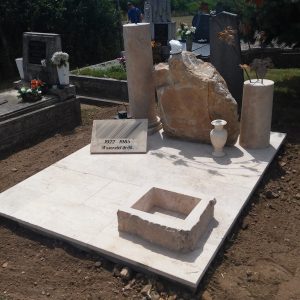 180x220-cm-süttői-mészkő-síremlék-3_retus