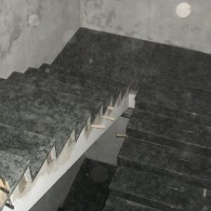 6.-Olive-Green-gránit-lépcsőház-400x284