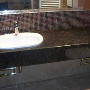 8.-Tan-Brown-Gránit-közösségi-mosdópult-400x284
