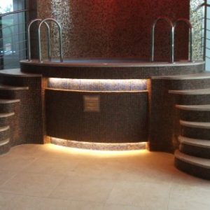 Yellow Golden merülőmedence íves lépcsőfokok