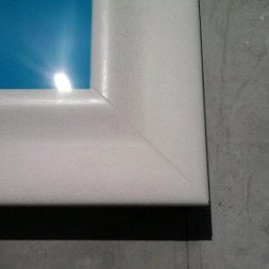 Fehér hullámos műkő medenceszegély