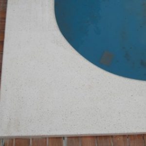 Fehér műkő medence sarokelem