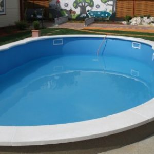 Fehér műkő ívelt medenceszegély