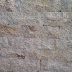 Fehér sprengelt hasított mészkő