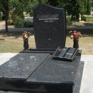 Labrador-Blue-Indiai-fekete-gránit-kripta-családi-sírbolt-2_retus-400x284