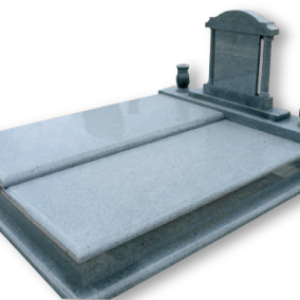 Szintelolt fedlapos síremlék oszlopos fejkő