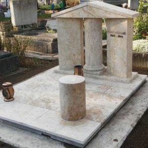 Süttői mészkő kripta családi sírbolt