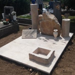 Süttői-mészkő-kripta-családi-sírbolt-2_retus-400x284