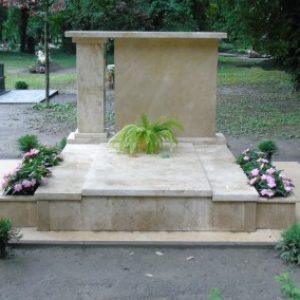 Süttői-mészkő-kripta-családi-sírbolt-3-400x284