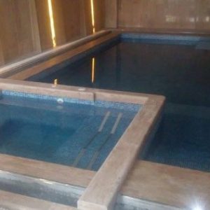 Travertin mészkő feszített víztükrű medenceszegély