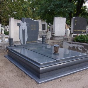 Kobra gránit síremlék