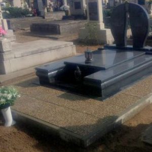 Kobra gránit síremlék