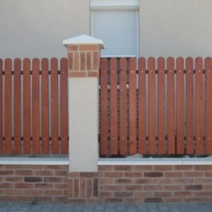 Manu téglaburkolatos kerítés