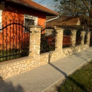 Terméskőburkolatos kertés műkő fedkővel
