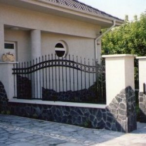 Terméskőburkolatos kerítés